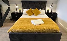 Loft Studio Apartment, Bl, Town Centre, Secure Gated Parking Option, Modern, Fresh And Spacious Living, Netflix Ready Tv, Wifi